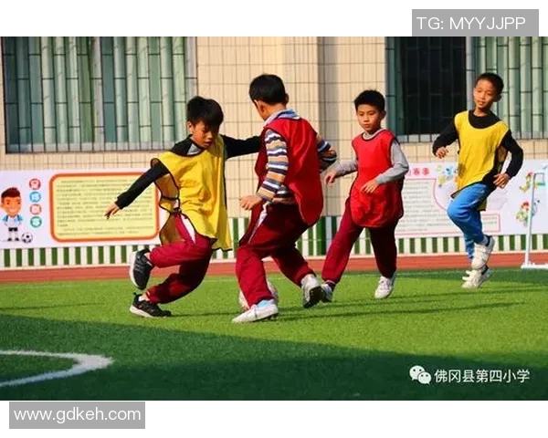 小男孩追逐梦想与足球明星的心灵之旅