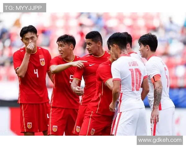 白衣服红裤子的足球明星在绿茵场上展现无与伦比的风采与激情