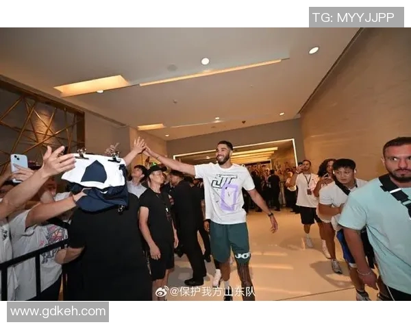 哪个足球明星最宠粉他们与球迷的互动和温暖瞬间大揭秘